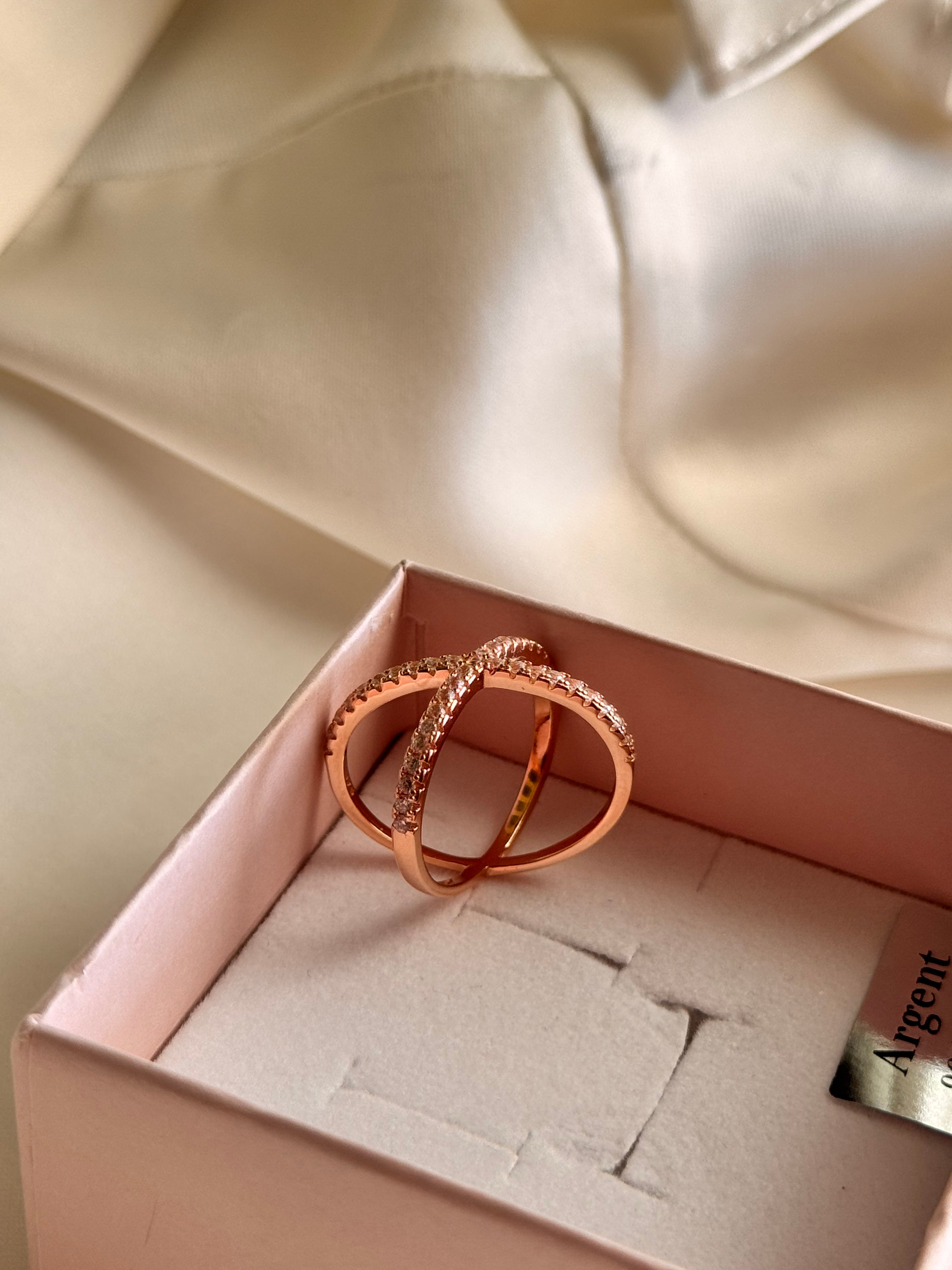 Anello Incrociato con Zirconi