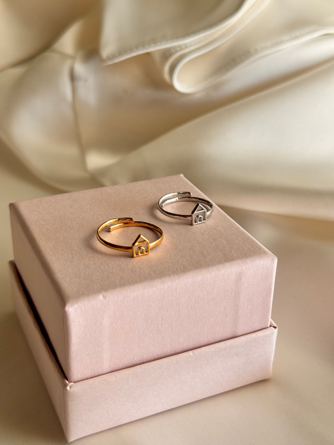 Anello Casetta Stilizzata