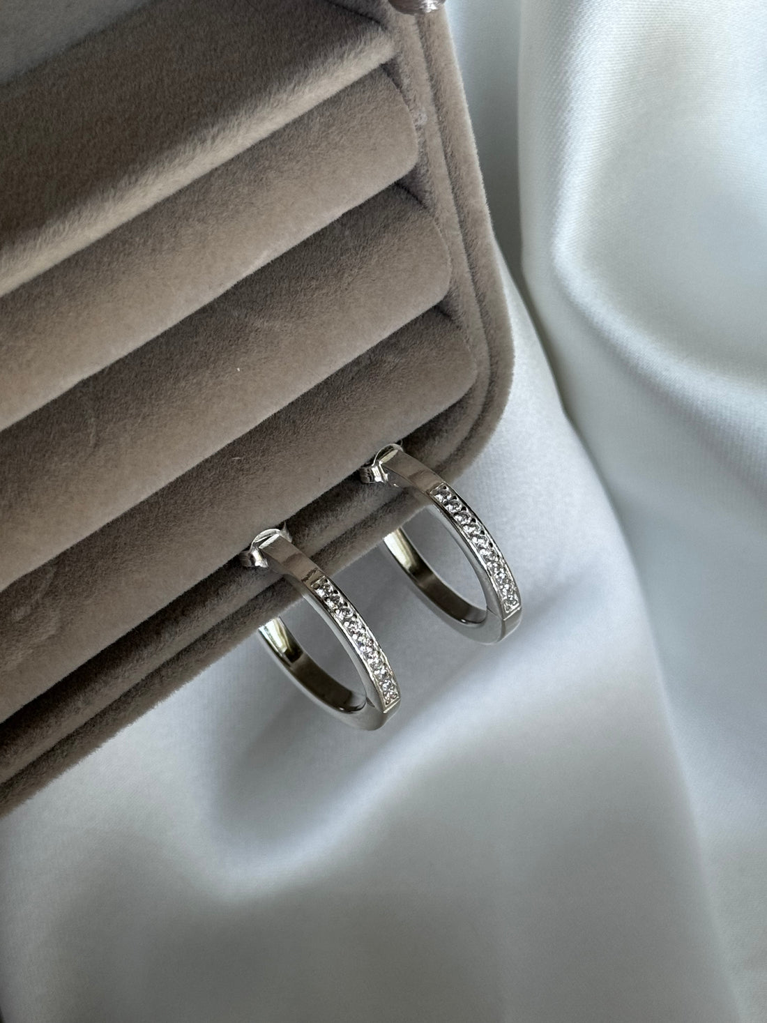 Orecchini Cerchio con Zirconi