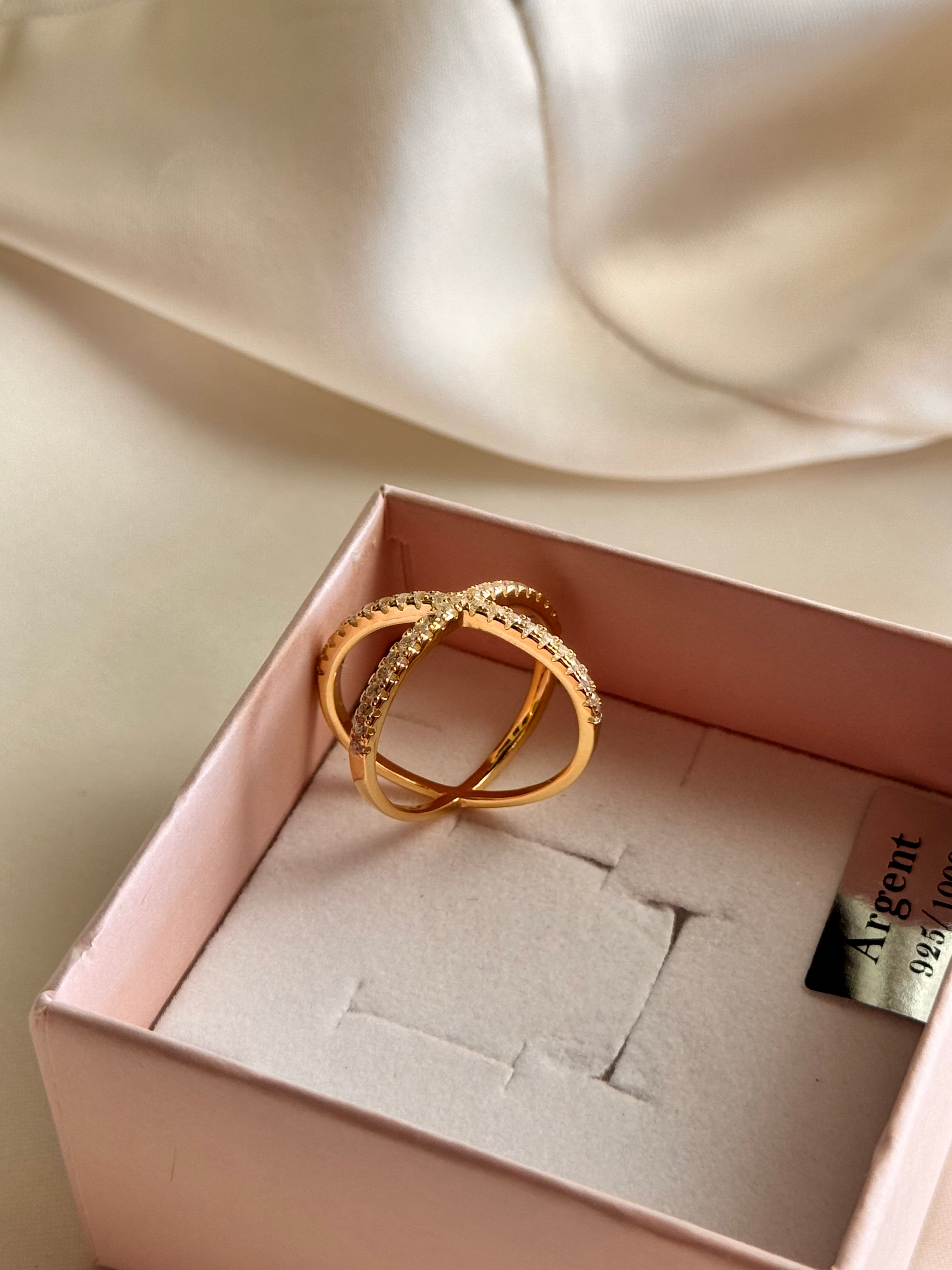 Anello Incrociato con Zirconi