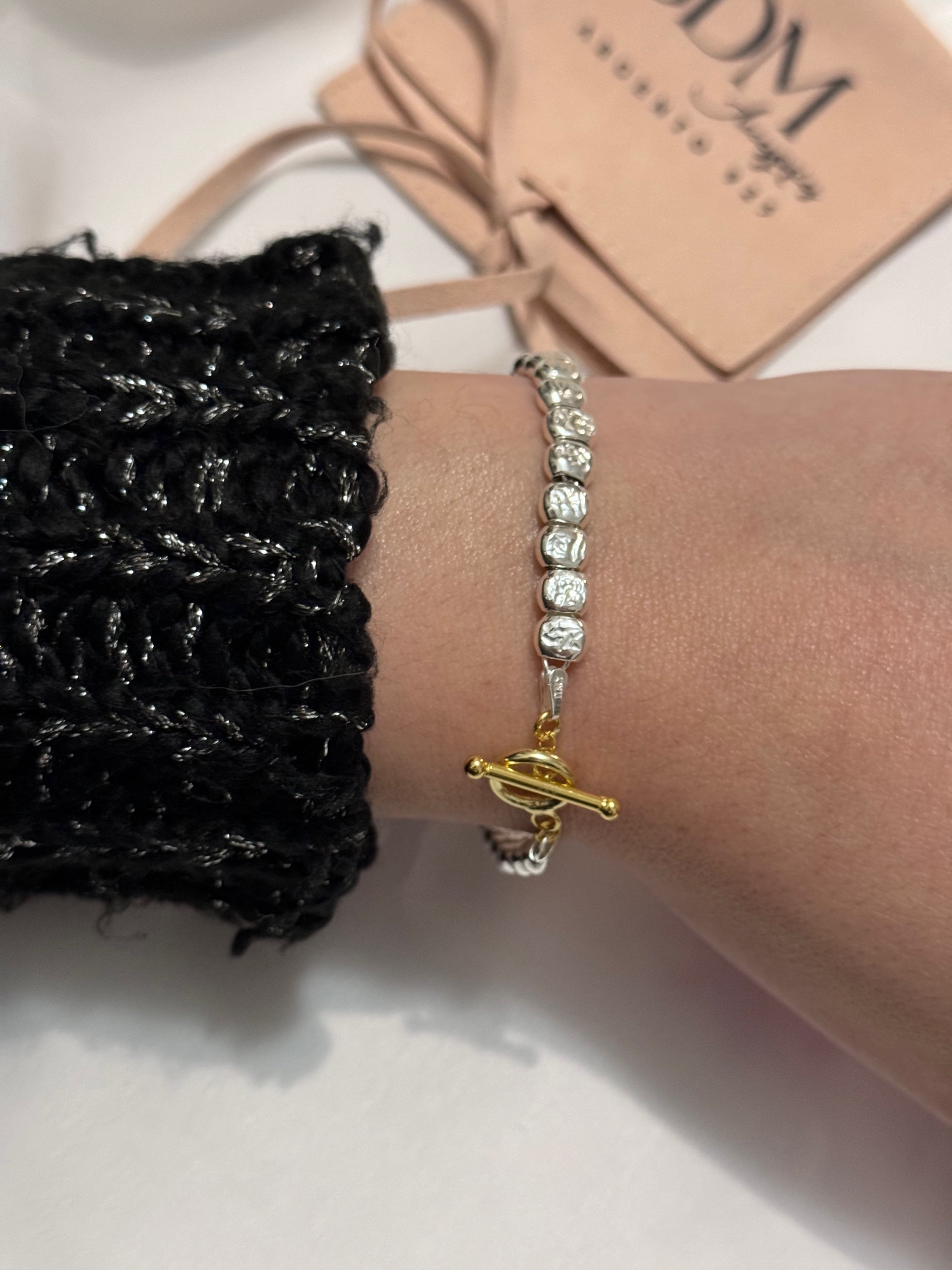 Bracciale pietre piatte chiusura a “T”