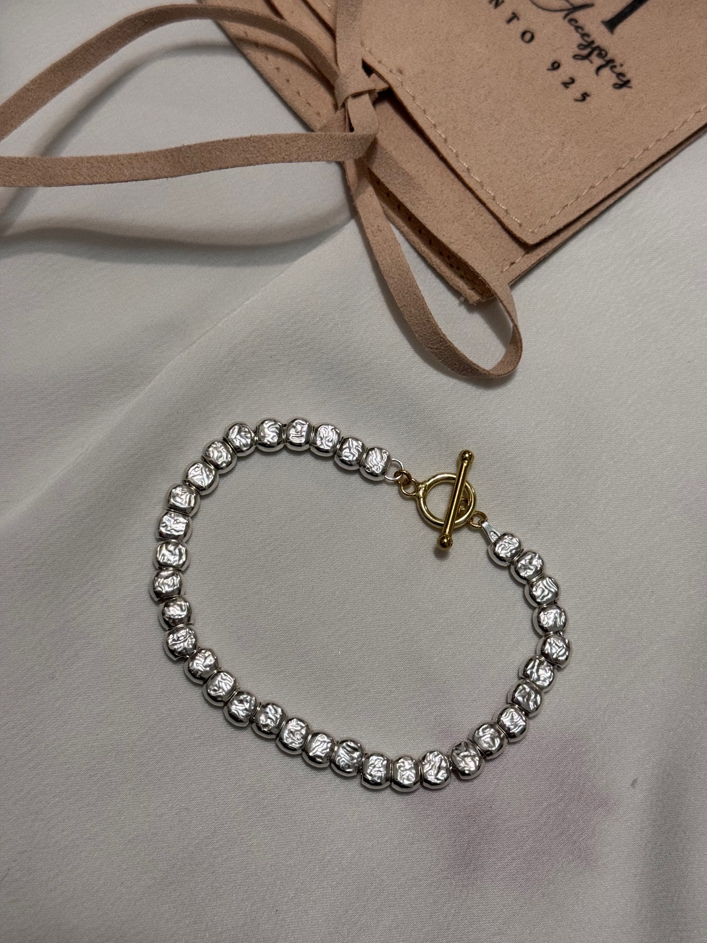 Bracciale pietre piatte chiusura a “T”