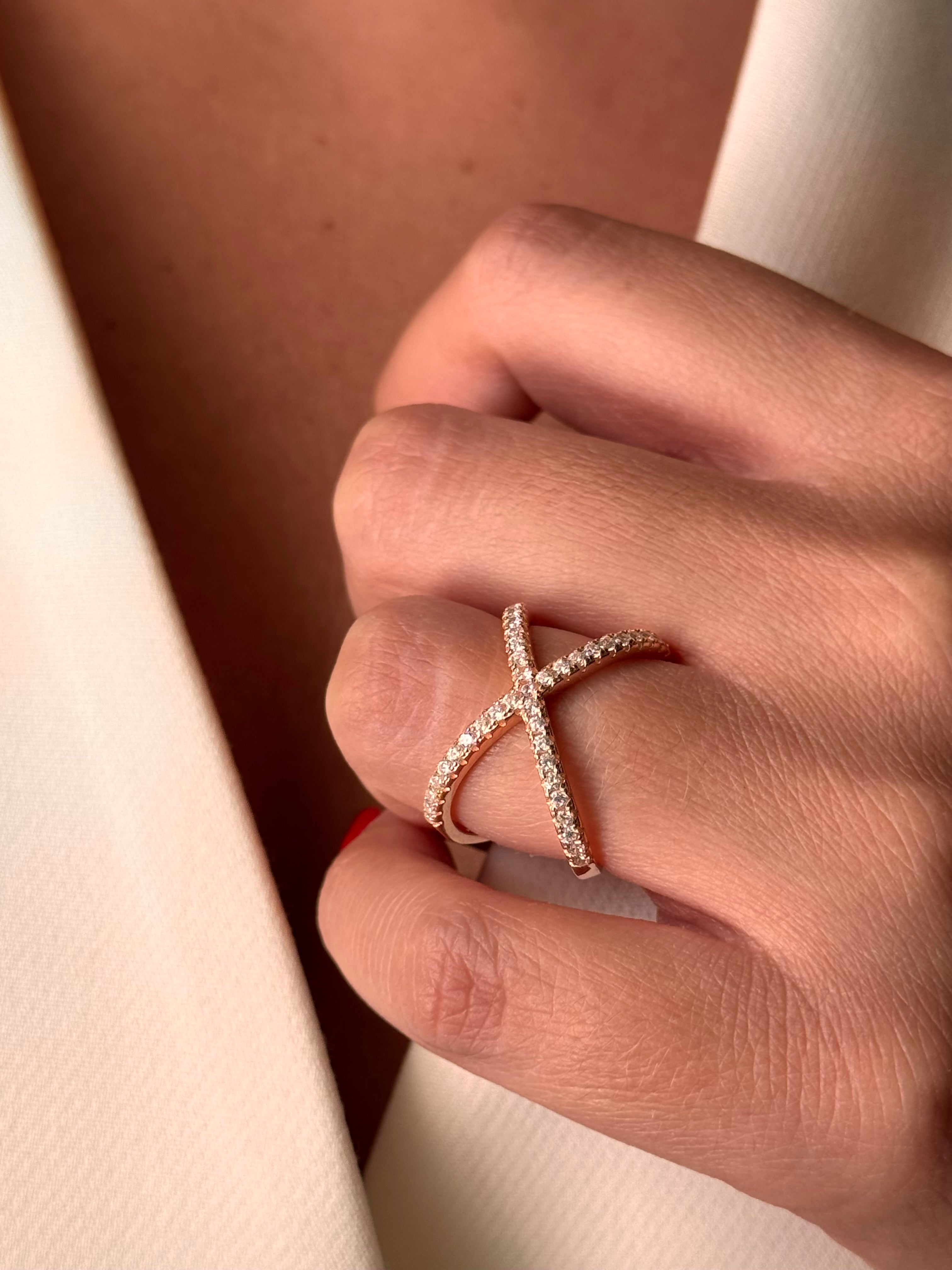 Anello Incrociato con Zirconi