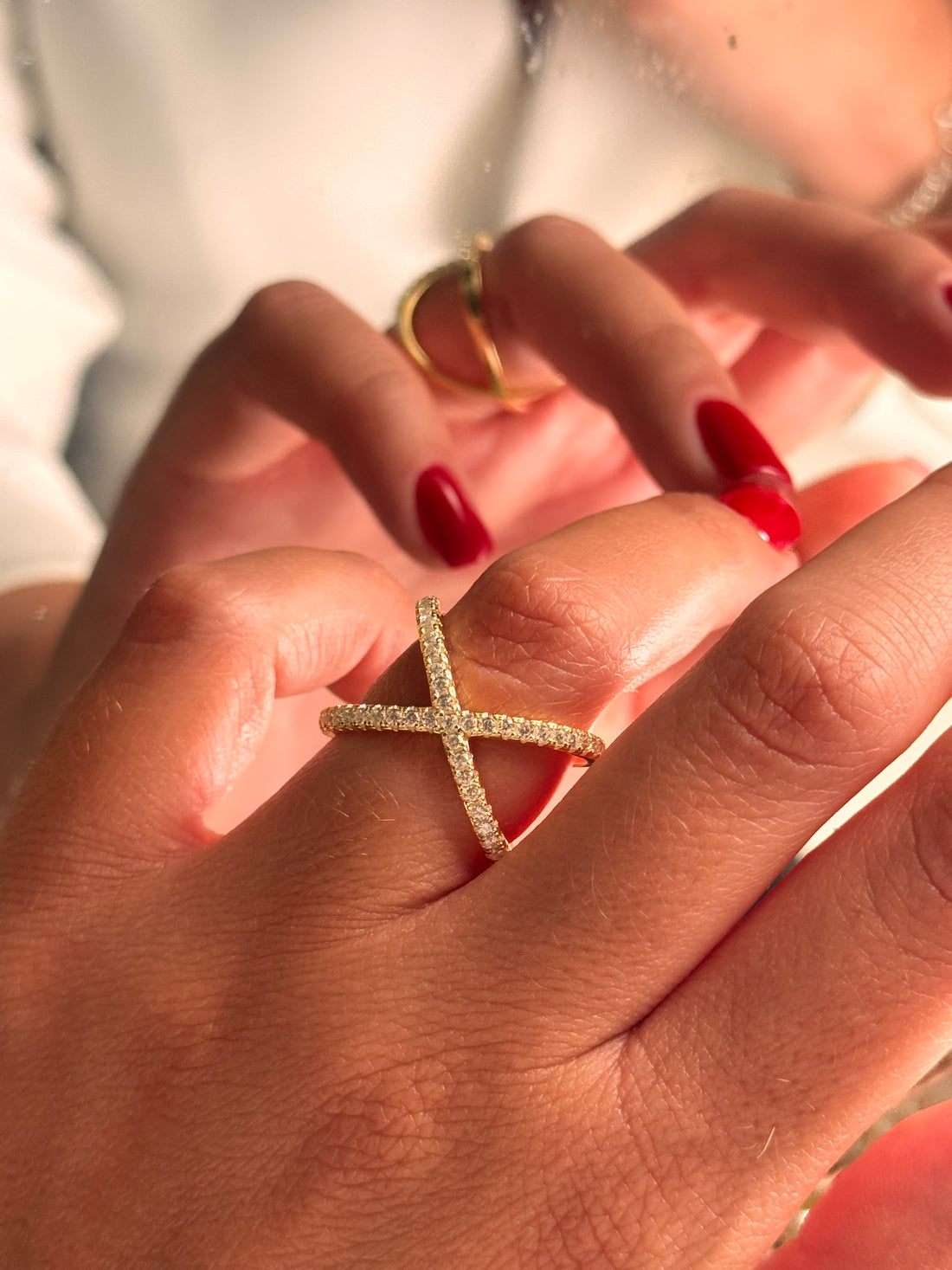 Anello Incrociato con Zirconi