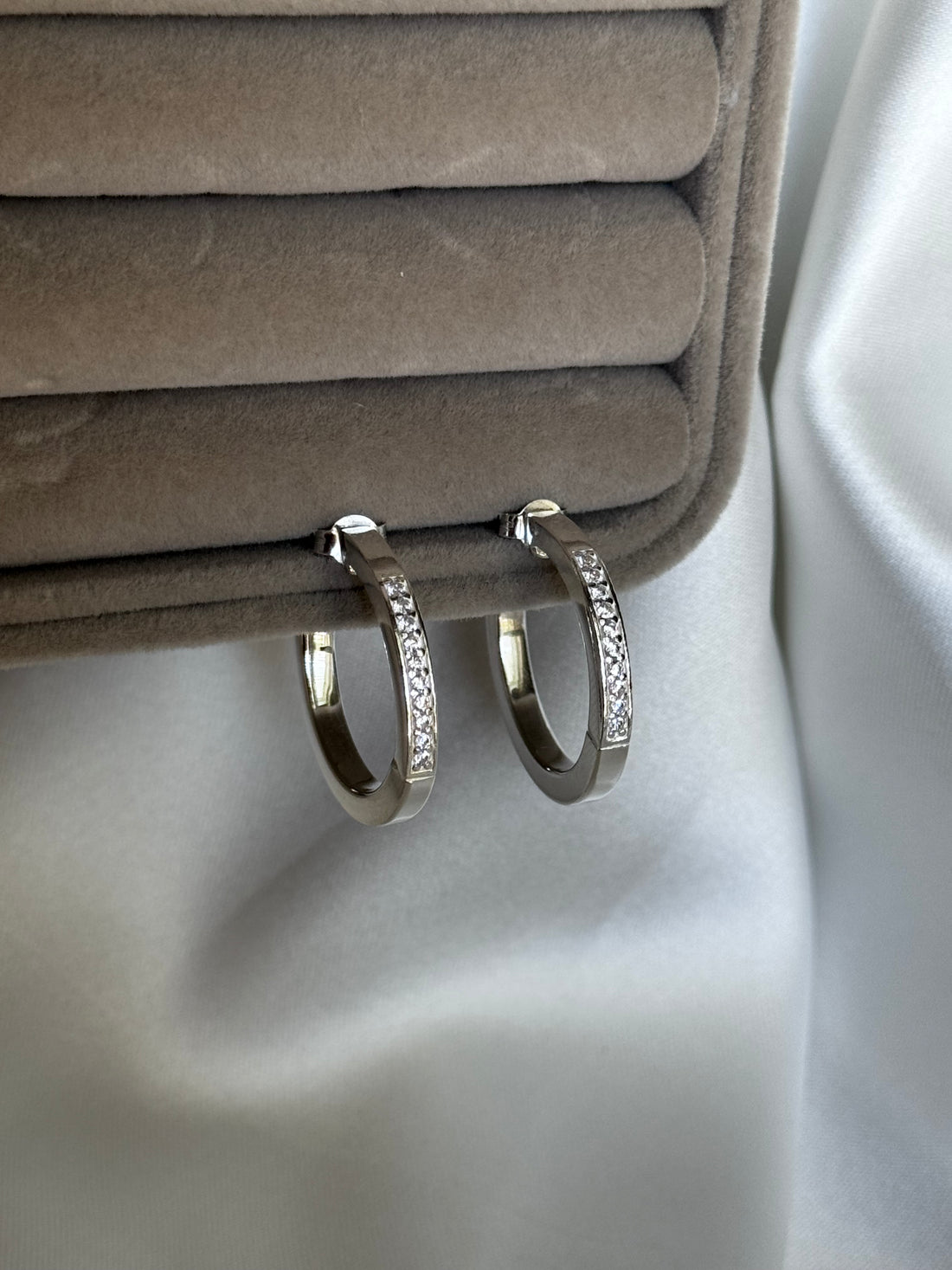 Orecchini Cerchio con Zirconi