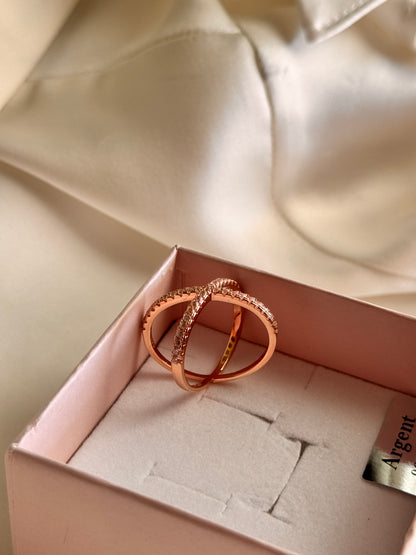 Anello Incrociato con Zirconi