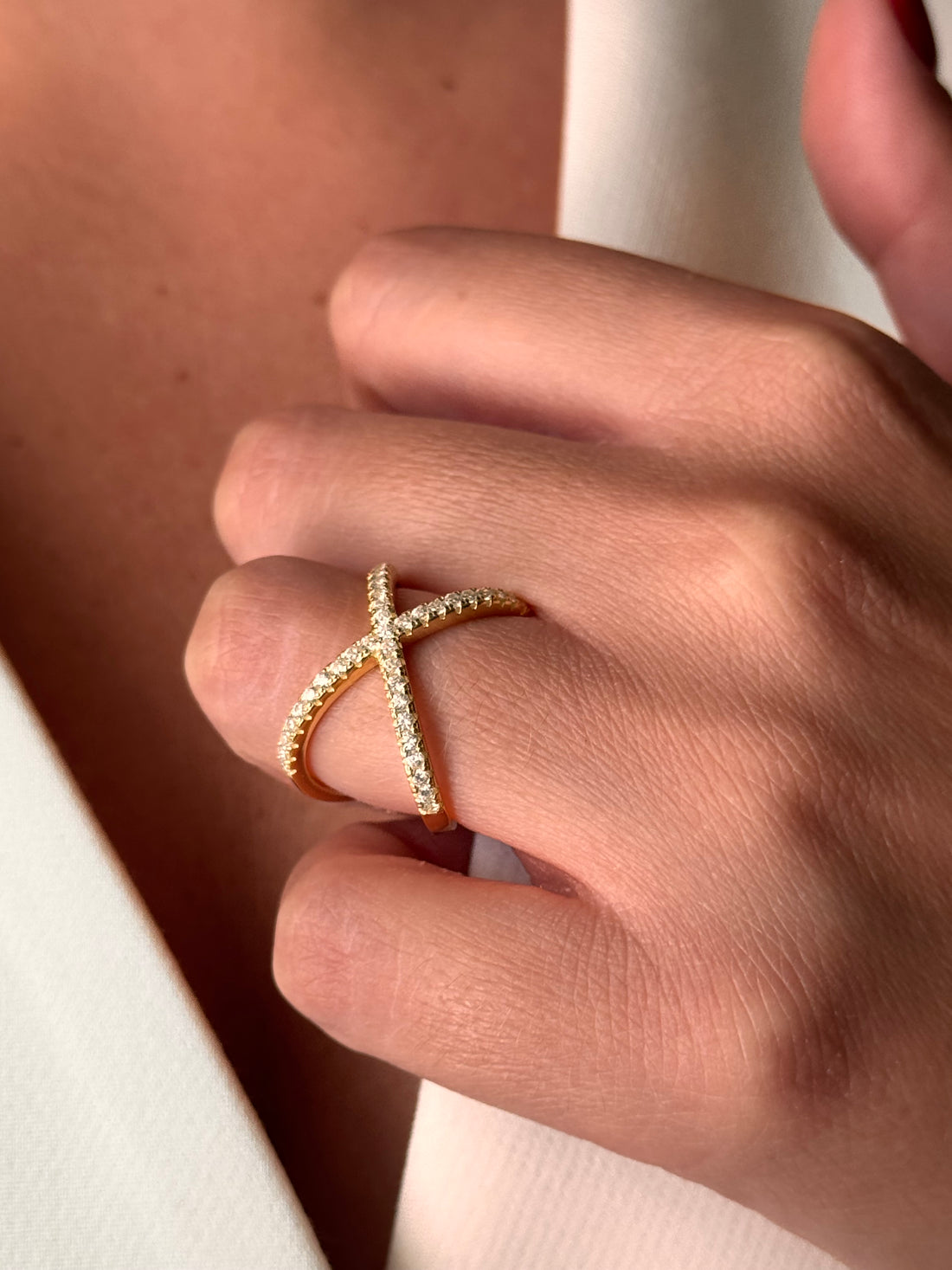 Anello Incrociato con Zirconi